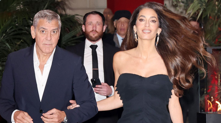 Голі плечі, рюші та риб'ячий хвіст: Амаль Клуні вигуляла розкішний образ на вечір відкриття Олімпіади в Мілані