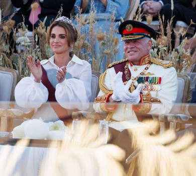 Королева Ранія в асиметричній броні та її вагітна невістка у червоному з кейпом засвітилися на 25-річчі правління Абдалли ІІ