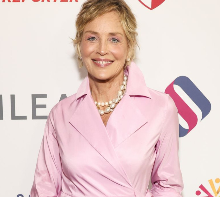 Сексі-провокаторка vs сама ніжність: Шерон Стоун знялася в мереживному спідньому та вигуляла рожеву сукню на світський захід