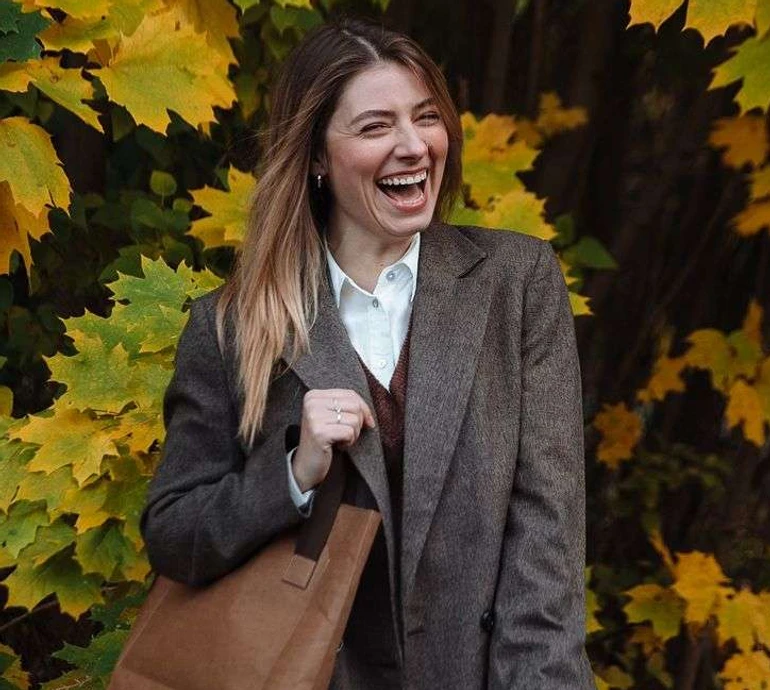 Петрожицька в трендових барвах осені попозувала для емоційних кадрів