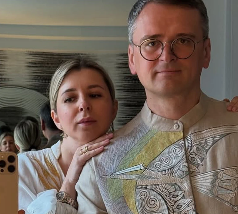 Кулеба з птахом з легендарної картини на грудях і в обіймах коханої привітав із Днем вишиванки