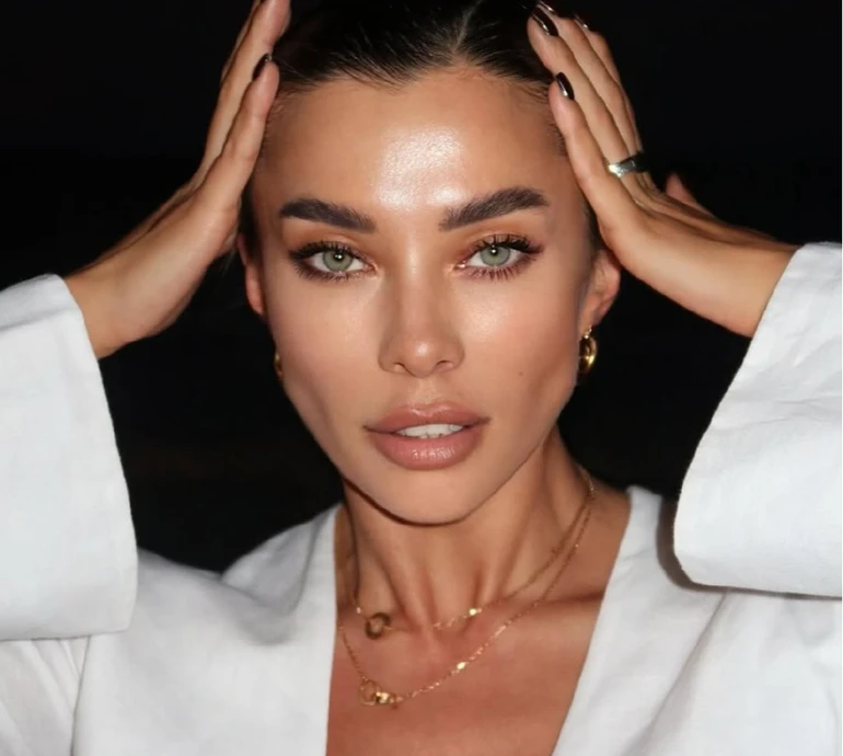 Не хочу бути кращою: Неплях у червоному бікіні та короні зустріла свої 31 та заявила, що більше не конкурує з жінками