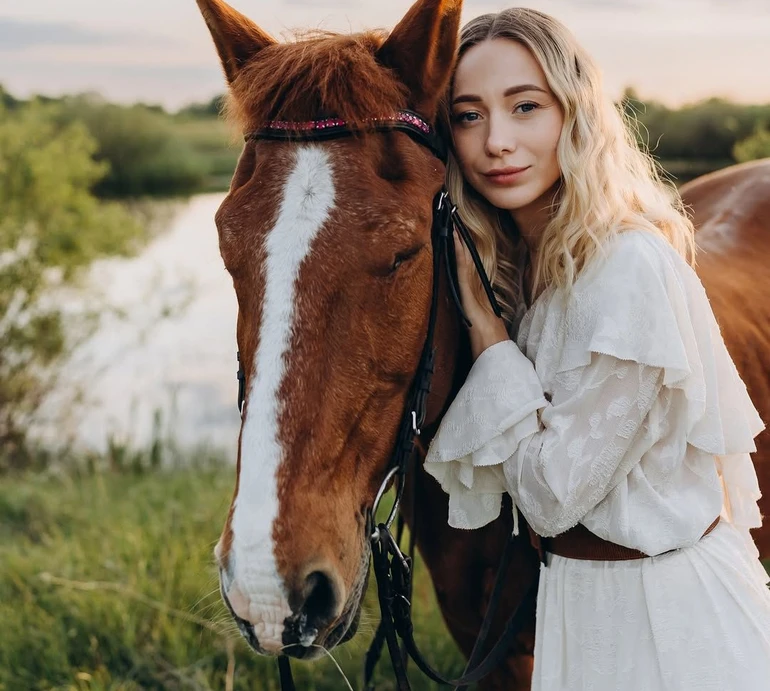 Між конем і людиною не потрібно слів: вершниця Репяхова попозувала для фотосесії, що планувалася не для неї