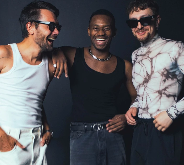 Настрій серпня і танцювальний ритм: TVORCHI та The Maneken заспівали Одіссею українською. Відео