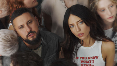 MONATIK і DOROFEEVA в урбаністичному кліпі влаштували експериментальні танці з чорними кулями. Відео