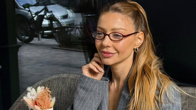 Смугастий сірий і котячі підбори: Кароль в осінньому total луці попозувала в кав'ярні. Фото