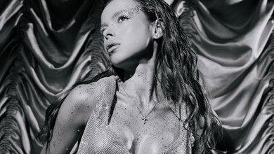 Не чекай дозволу: Морозюк посвітила пресом і бюстом у сяючому луці на тлі срібних штор