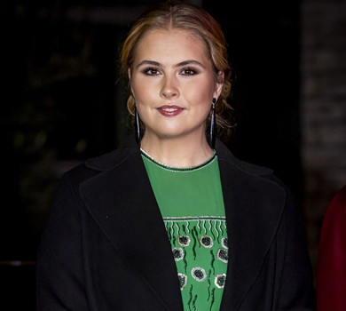 Від бабусі до мами, від мами до онуки: нідерландська принцеса Амалія вигуляла ошатну вінтажну сукню, старшу за неї саму. Фото