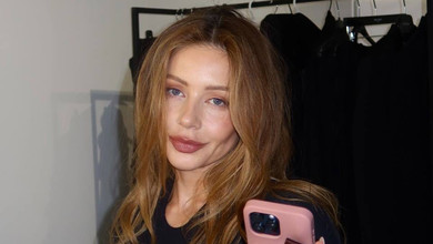 Кароль у total black із зухвалим вирізом на грудях млосно повигиналася перед камерою