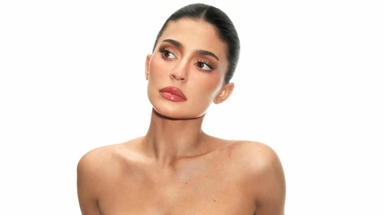 Дуже соковито: Кайлі Дженнер покрасувалася у бюстгальтері з гранатових зернят