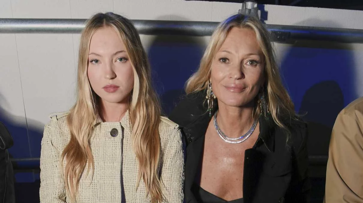 Модні подружки: 52-річна Мосс із 23-річною донькою сходили на показ у Лондоні