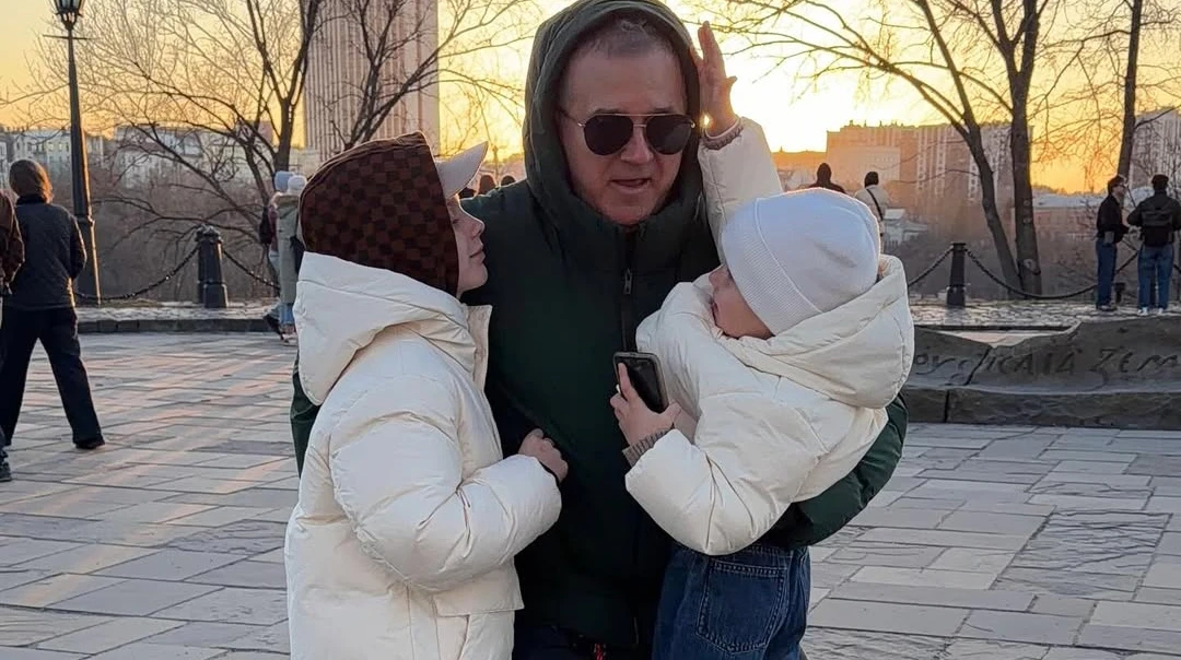 Горбунов з Осадчою та двома синами у пастельних луках замилували сімейною прогулянкою Києвом. Фото