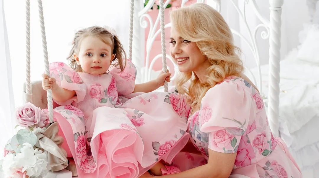 Сукні в ружах та прасування: Ребрик із 2-річною донькою попозували для милого фотосету