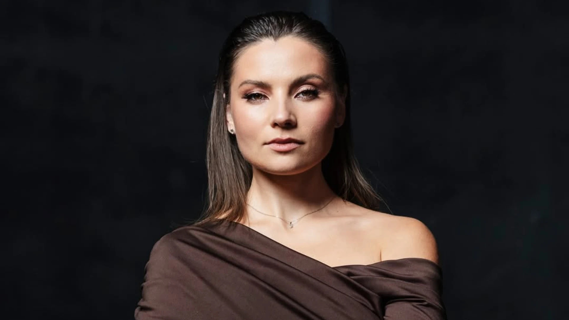 Грала хорошу дружину, розійшлася з колегою і стала Холостячкою: особисте життя Антоніни Хижняк