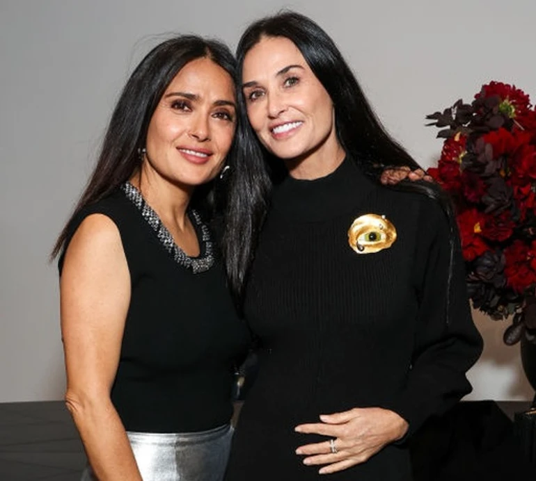 Срібно-чорна Хаєк із коханим та Мур із носатою торбою стрілися на виставці в Лос-Анджелесі