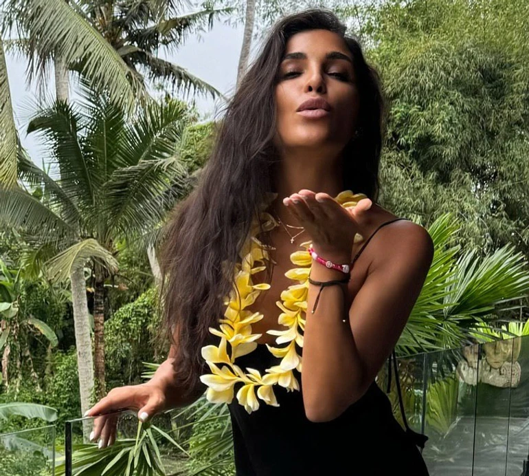 Дімопулос у чорному максі та з квітами на шиї похвалилася мрією, яку здійснила на Балі