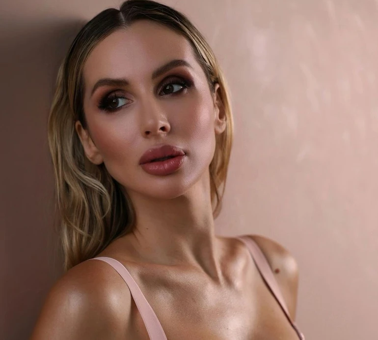 Лобода з поламаною рукою показалася у лікарні після операції