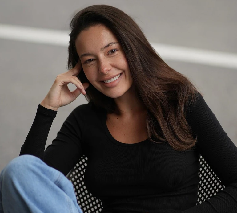 Манекен у бікіні влаштувала пристрасні цілунки з нареченим у водоспаді. Відео