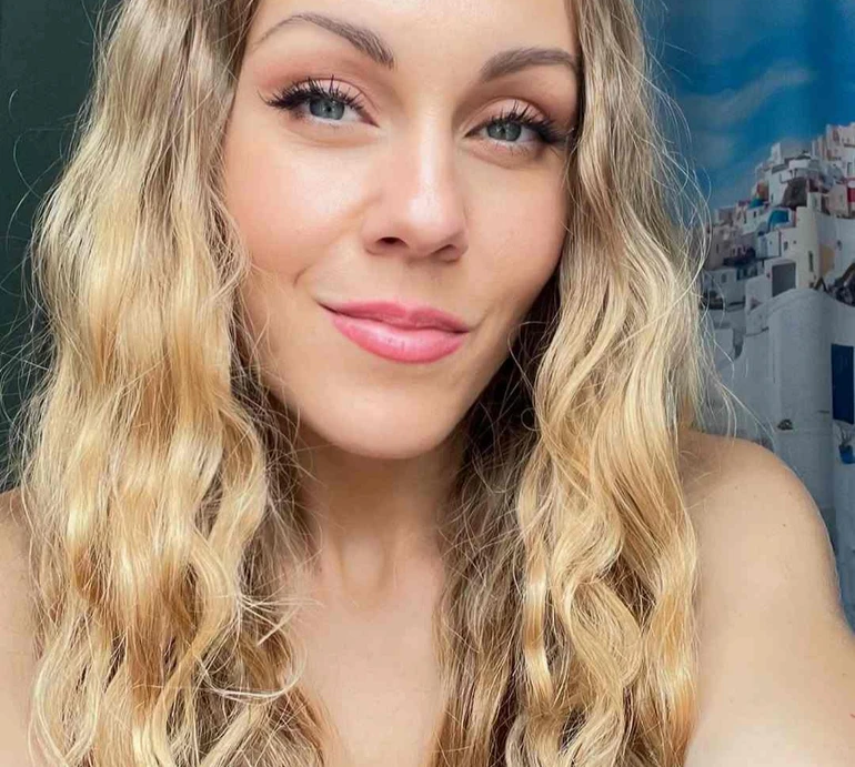 Я на всі 100: Тополя в обтислому ромпері показала, як працює над рельєфом спини. Відео