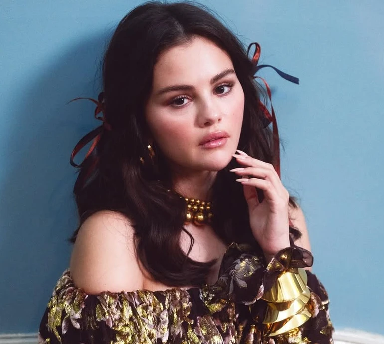 Гомес на кумедних фото показала, як лікувала зуби та стильно вдягалася цього місяця