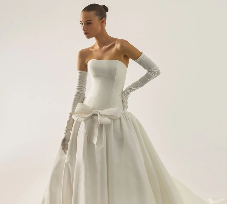 Спідниці-бульбашки, банти і вайб 90-х: трендові весільні сукні і аксесуари 2025. Фото