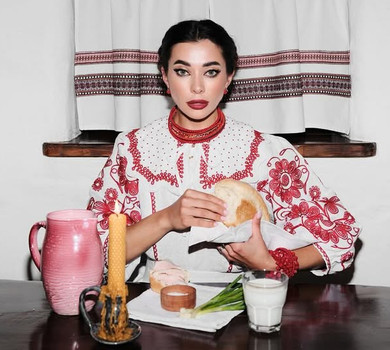 Смачне привітання: Неплях у вишиванці та коралях поласувала салом із зеленою цибулею. Фото