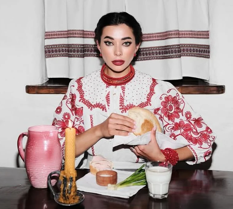 Смачне привітання: Неплях у вишиванці та коралях поласувала салом із зеленою цибулею. Фото