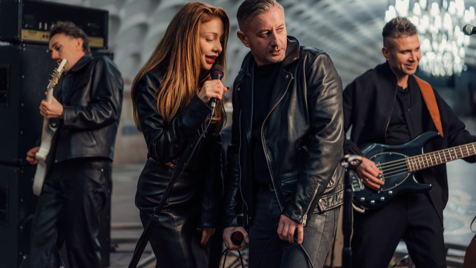 "Бог рок-н-ролу захищає міста": Хартія, Жадан і Собаки та Кароль зняли кліп "Ніч" у Харківському метро