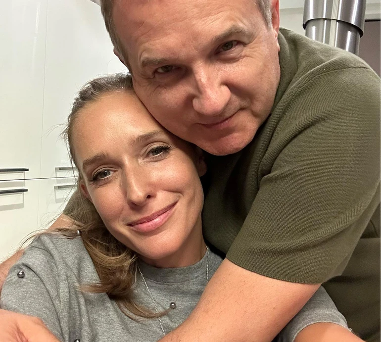 Горбунов і Осадча з дітьми склалися в пірамідку коло ялинки. Відео