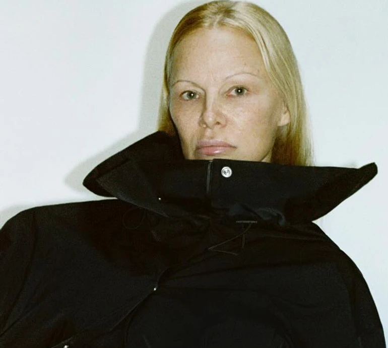 Без мейку та в кежуалі: 56-річна Андерсон вмостилася на стільці для стильних фото