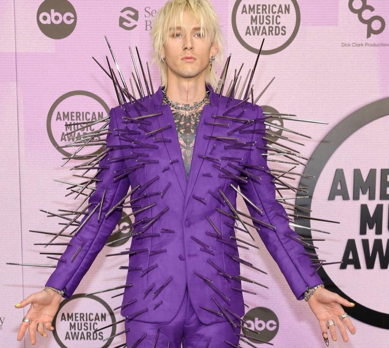 З духовною метою: наречений Меган Фокс шокував новим тату на пів тіла. Фото