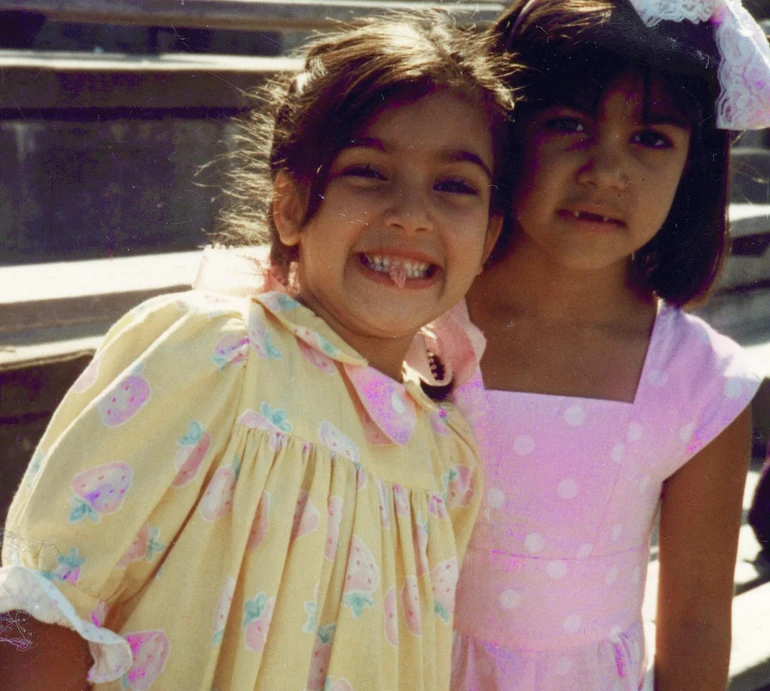 Кім Кардашян розкритикували в мережі за чесне фото сестри в купальнику з нагоди її 45-річчя