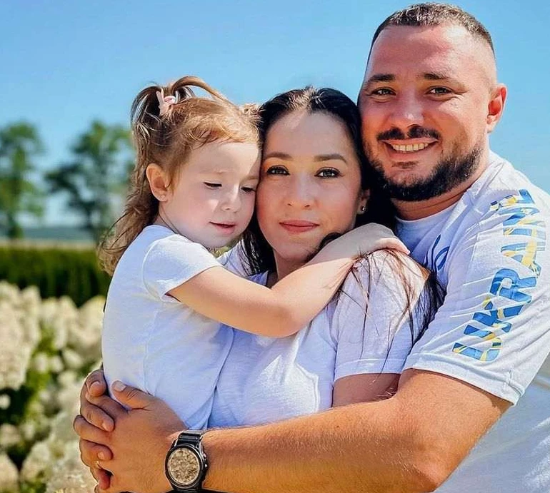 Скоріше повертайся з війни: Наталка Карпа в день народження чоловіка-захисника зворушила відео з їхньою донечкою