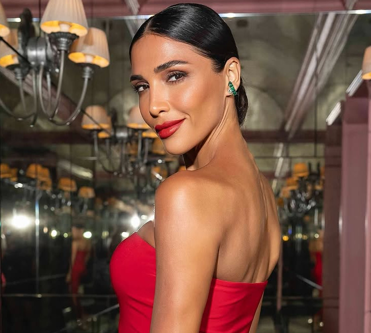 Дімопулос у яскравому топі посвітила рельєфним тілом на балійському ретриті. Фото