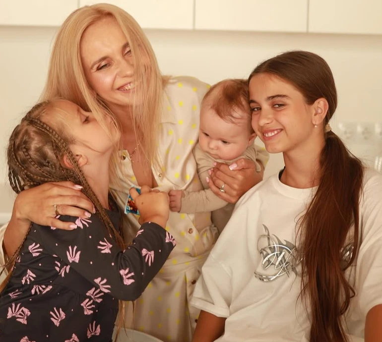 Ребрик з нагоди свята поділилася теплими кадрами з трьома доньками та своєю мамою