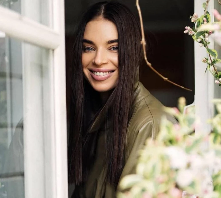 Час за себе братися: Усик в мінішортах і топі показала вправи на килимку