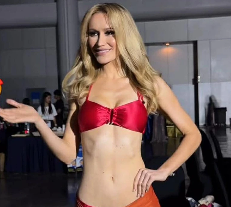 Софія Ткачук у палкому бікіні впевнено продефілювала подіумом Міс Всесвіт 2025. Відео