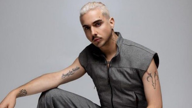 Цілунок в щоку і ніжні обійми: Melovin влаштував романтику з нареченим у ліфті. Фото