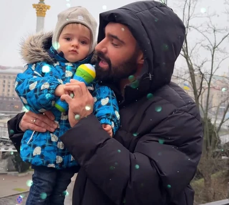 Виступають Віталій і Оскар: Козловський із маленьким сином атмосферно поспівав у центрі Києва. Відео