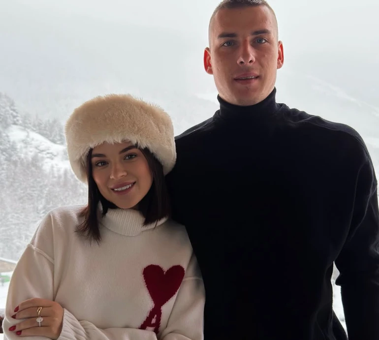 Лунін із дружиною та сином показали зимові розваги у засніжених горах Андорри. Фото