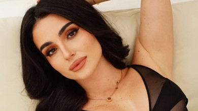 Трінчер у корсеті з сіточкою позваблювала бюстом на нових фото