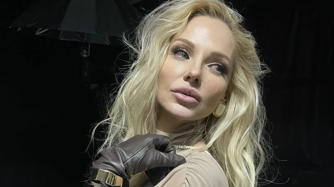 Трегубова у прозорому боді та ажурних колготках блиснула формами на тлі світлових бліків. Фото