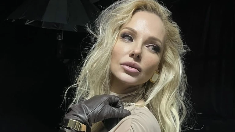 Трегубова у прозорому боді та ажурних колготках блиснула формами на тлі світлових бліків. Фото