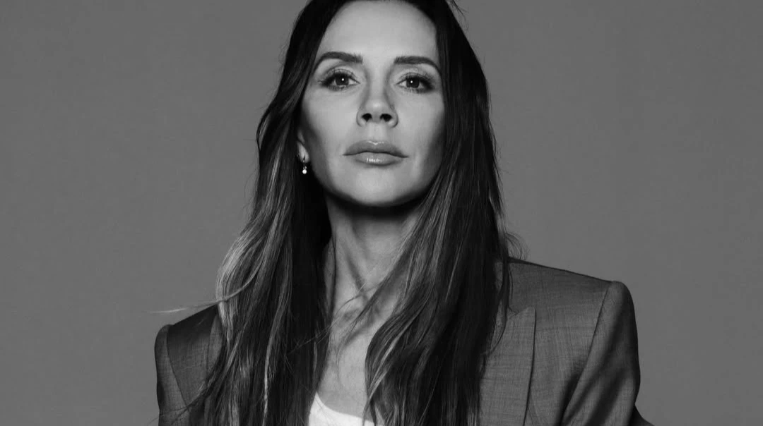 Мрійте про велике: Бекхем показалася зі святковим тортом на своє 52-річчя та приміряла кілька образів для глянцю