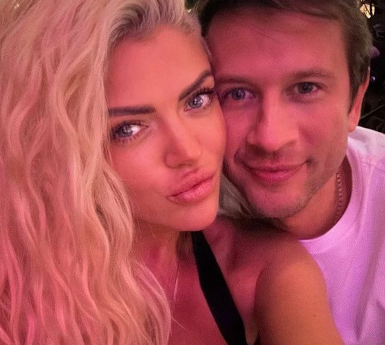 Ступка з новою дівчиною на руках показав пристрасні цілунки посеред Таймс-Сквер