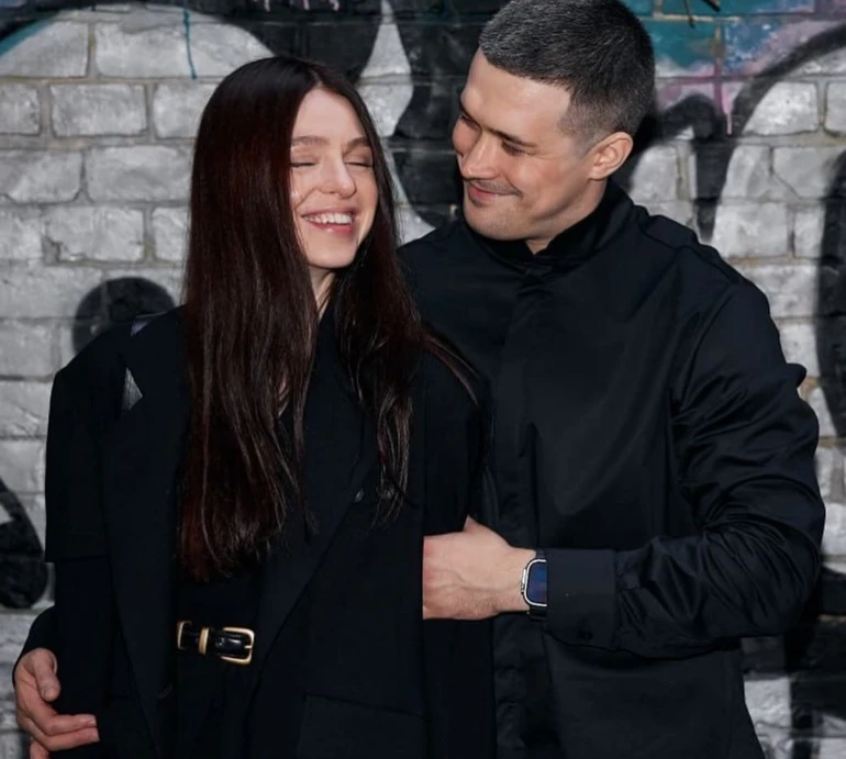 Залізобетонна у всьому: Федоров привітав дружину з 33-річчям. Фото