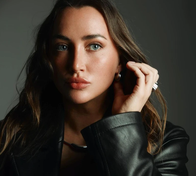 Заново закохуюсь у себе: Різатдінова в чорній шкірі та годинниках попозувала для чуттєвих фотопортретів