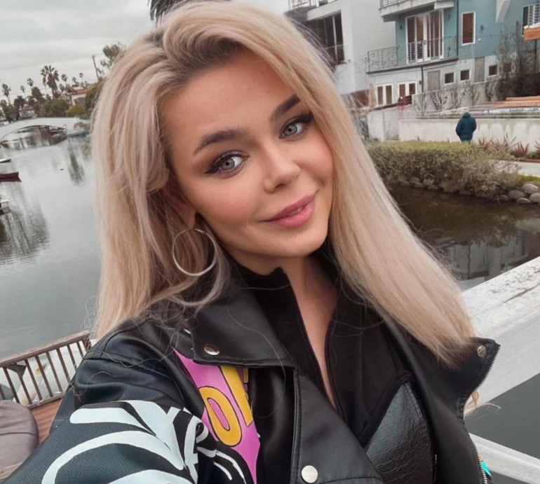 Гросу з вушками та звабним декольте уявила себе Мінні Маус у Діснейленді. Фото