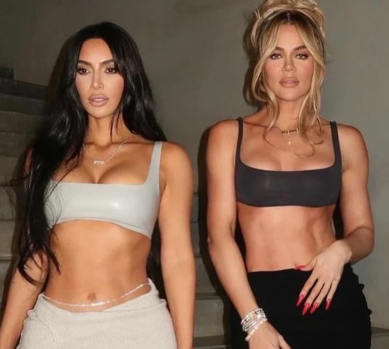 Бісів клуб 40-річних: Кардашян із нагоди ювілею молодшої сестри покрасувалася з нею у сексі-луках. Фото