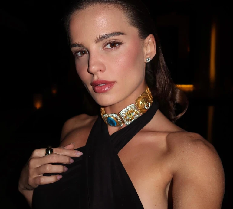 Андрес у м'ятому червоному та пір'ї на голові ефектно полежала для кампейну Гасанової